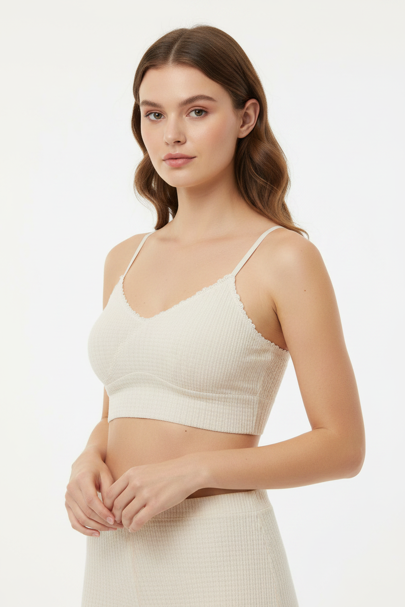 Bralette waffle knit marfil con modelo - editorial