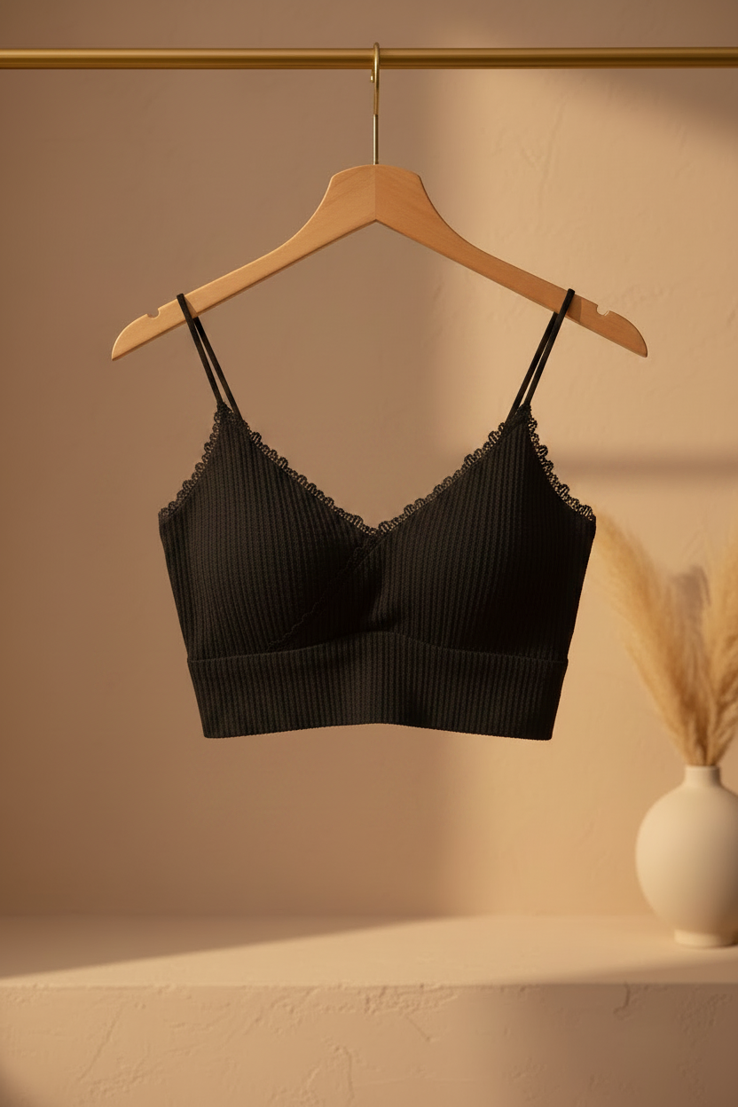 Bralette negro en colgador de madera