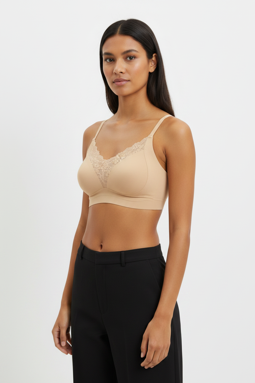 Bralette piel con modelo fondo blanco