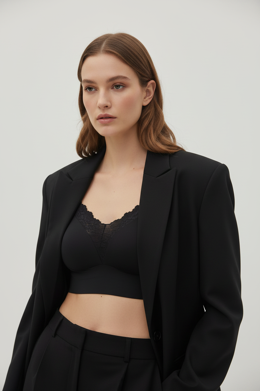 Modelo bralette con saco fondo blanco
