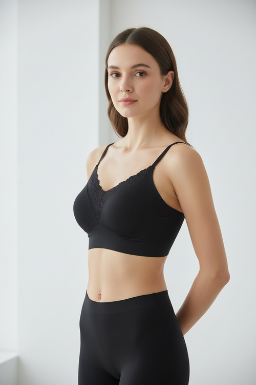 Modelo bralette negro fondo blanco